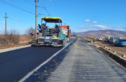 primul strat de asfalt pe drumul sâmbăteni ghioroc (2)